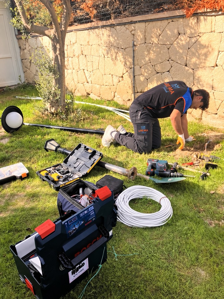 Bahçede elektrik ve aydınlatma çalışması