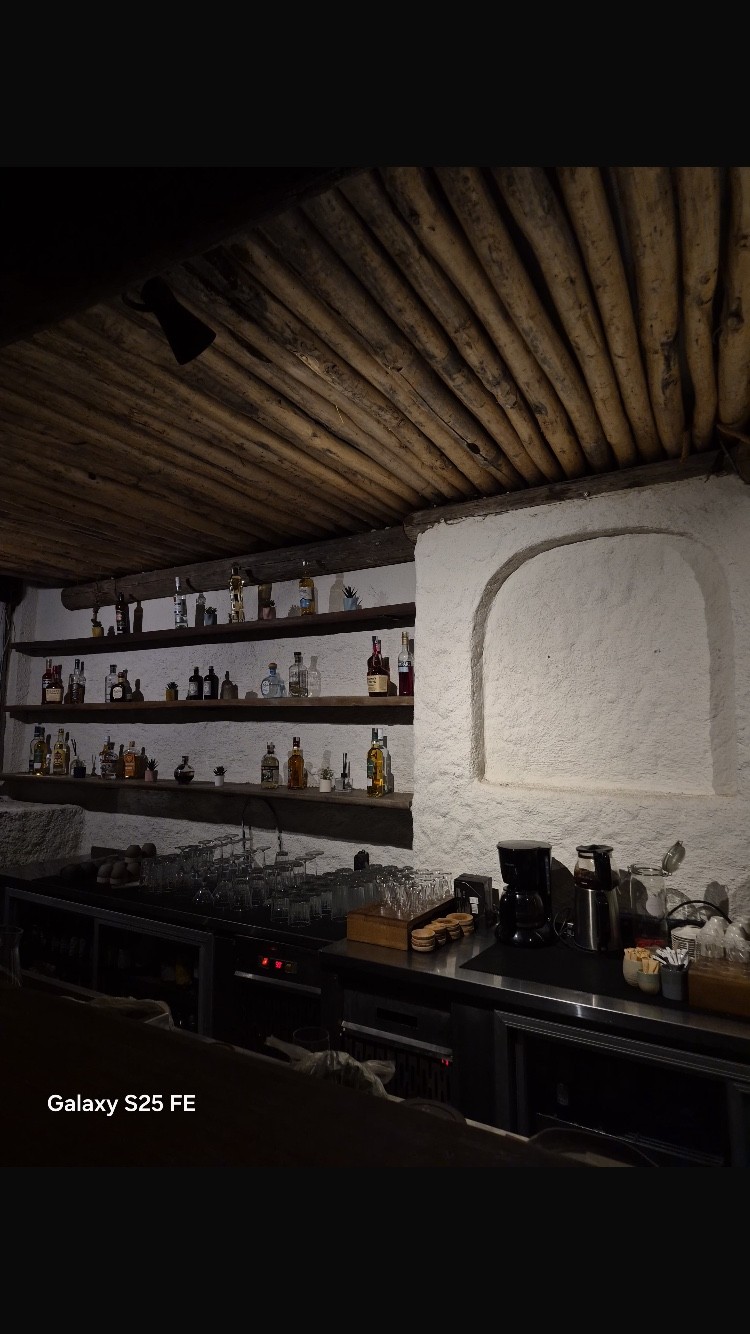 Aydınlatma uygulaması öncesindeki bar tezgâhı ve raflar